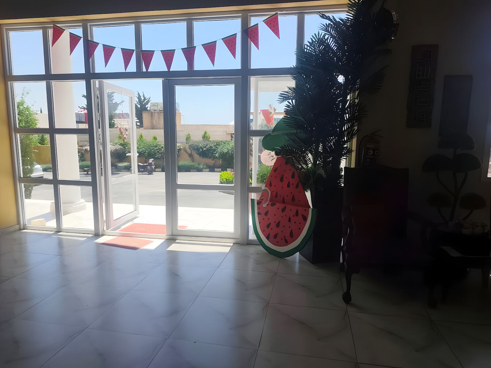 المدخل الزجاجي المؤدي إلى بهو مدرسة شمس الأصيل