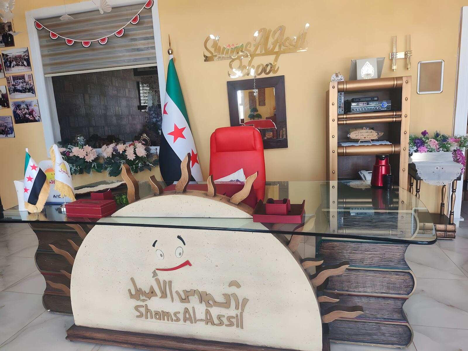 مكتب الاستقبال على شكل شمس يحمل شعار مدرسة شمس الأصيل